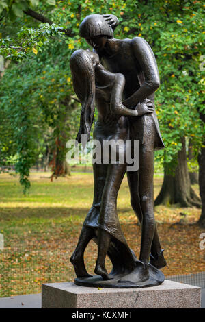 Romeo and Juliet bronze statue near the Delacorte Theater in Central Park. Manhattan, New York City Stock Photo