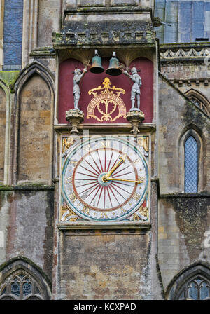 WELLS CITY SOMERSET ENGLAND  CATHEDRAL THE EXTERIOR FACE OR DIAL OF THE ASTRONOMICAL CLOCK WITH KNIGHTS IN ARMOUR RINGING THE BELLS Stock Photo
