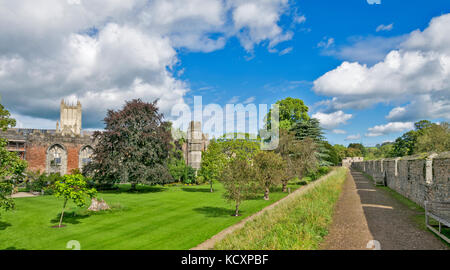 WELLS SOMERSET ENGLAND THE BISHOPS PALACE  GARDENS  WITH  CATHEDRAL TOWER BEHIND THE RUINED GREAT HALL A VIEW FROM THE SURROUNDING WALLS Stock Photo