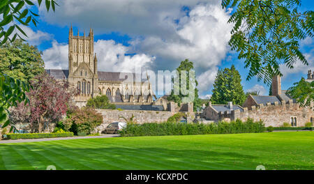 WELLS SOMERSET ENGLAND THE CATHEDRAL AND WALLS SEEN ACROSS THE GREEN  FROM THE ENTRANCE OF THE BISHOPS PALACE Stock Photo