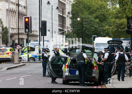 London, UK. 7th Oct, 2017. Police officers work within the cordon around the Natural History Museum, where a car mounted the pavement and injured eleven people., The police have since announced that the incident was not terror-related. Credit: Mark Kerrison/Alamy Live News Stock Photo