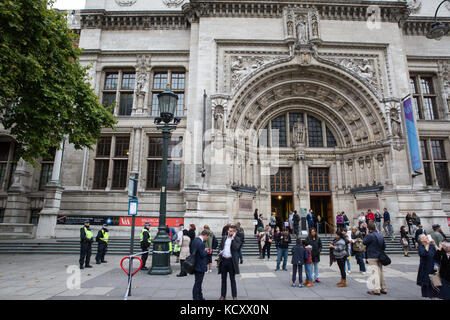 London, UK. 7th Oct, 2017. Tourists and bystanders outside the Victoria and Albert Museum alongside the police cordon following an incident outside the Natural History Museum where a car mounted the pavement and injured eleven people. The police have since announced that the incident was not terror-related. Credit: Mark Kerrison/Alamy Live News Stock Photo