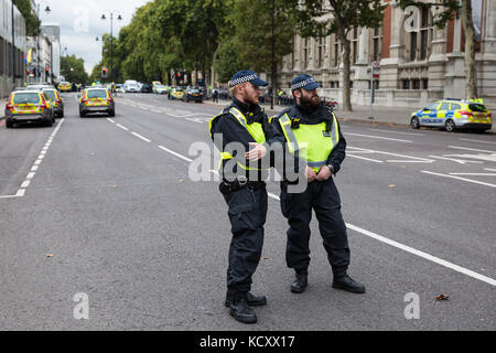 London, UK. 7th Oct, 2017. Police officers maintain a cordon close to the Natural History Museum in South Kensington where a car mounted the pavement and injured eleven people. The police have since announced that the incident was not terror-related. Credit: Mark Kerrison/Alamy Live News Stock Photo