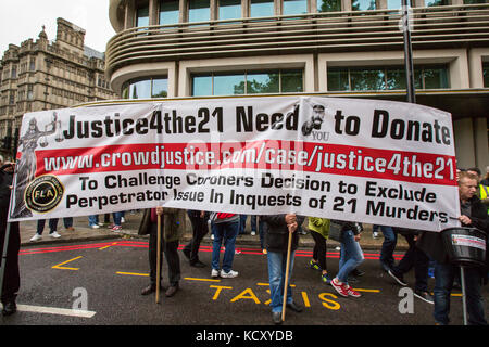 London,UK. 7 October 2017. Justice for the 21 banner on Park Lane ahead of the Football Lads Alliance march against extremism in Central London.  David Rowe/ Alamy Live News Stock Photo