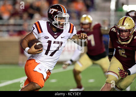 Chestnut Hill, Mass. 7th Oct, 2017. Virginia Tech Hokies quarterback Josh Jackson (17) runs the ball during the NCAA division 1 football game between the Virginia Tech Hokies and the Boston College Eagles, held at Alumni Stadium, in Chestnut Hill, Mass. Virginia Tech defeats Boston College 23-10. Eric Canha/CSM/Alamy Live News Stock Photo