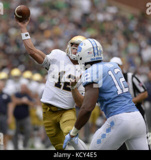 Chapel Hill, North Carolina, USA. 7th Oct, 2017. Notre Dame Fighting Irish quarterback IAN BROOK, left throws for a touchdown during NCAA football action against the North Carolina Tar Heels, at Kenan Memorial Stadium. Notre Dame won 33-10. Credit: Fabian Radulescu/ZUMA Wire/Alamy Live News Stock Photo