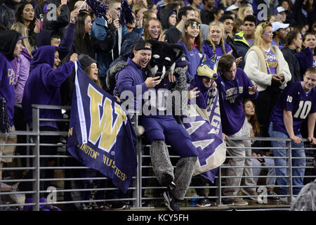 Seattle, WA, USA. 7th Oct, 2017. The UW student section and Harry the Husky before a PAC12 football game between the Cal Bears and the Washington Huskies. The game was played at Husky Stadium on the University of Washington campus in Seattle, WA. Jeff Halstead/CSM/Alamy Live News Stock Photo