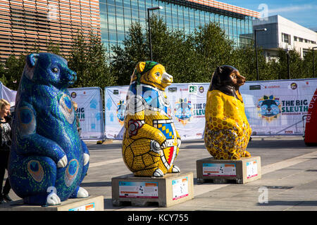 Birmingham, UK. 8th October, 2017. The final farewell of all the Big Sleuth bears with most of the bears at Eastside Park and 22 of the bears inside Millennium point. Its the last chance for the public to see all the bears together in one place before they are auctioned off to raise money for the Birmingam Childrens Hospital. Credit: steven roe/Alamy Live News Stock Photo