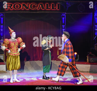 Munich, Germany. 7th Oct, 2017. Clowns can be seen during the premiere gala of Circus Roncalli under the slogan '40 years of traveling towards the rainbow' at the Leonrods Plaza tent in Munich, Germany, 7 October 2017. The jubilee guest performance will last until the 12th of November 2017. Credit: Ursula Düren/dpa/Alamy Live News Stock Photo