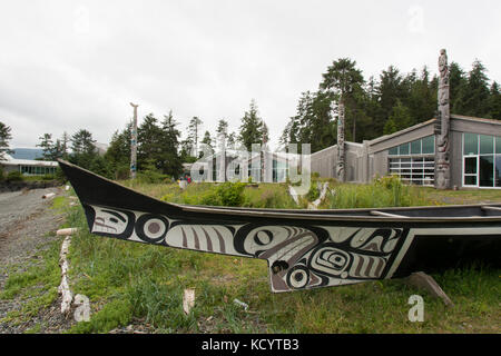 Haida Heritage Centre and Loo-plex, a replica of Bill Reid's 50 ft cedar canoe Loo Taas, Haida Gwaii, formerly known as Queen Charlotte Islands, British Columbia, Canada Stock Photo