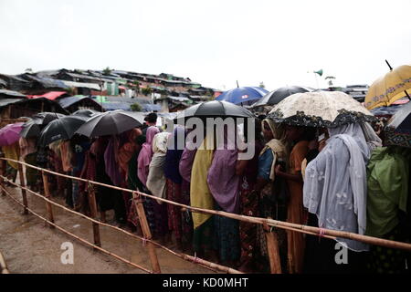 Teknaff, Bangladesh. 8th Oct, 2017.  Rohingya people waits for food aid at the Palongngkhali makeshift camp in Teknaff, Bangladesh on October 08, 2017.Bangladesh said it would be one of the world's biggest refugee cam to house all the 800,000 plus Rohingya muslims who have sought asylum from violence in Myanmar. Credit: Zakir Hossain Chowdhury/ZUMA Wire/Alamy Live News Stock Photo