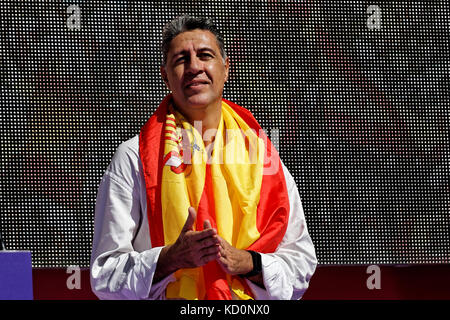 Barcelona, Catalonia, Spain. 08th October 2017. Xavier Garcia Albiol, President of Partido popular Party of Catalonia, during the main event of the anti-independence demonstration. VIP Personalities, like Josep Borell and Mario Vargas Llosa, Xavier Garcia Albiol, Ines Arrimadas and Albert Rivera at the main act of the anti-independence demonstration in Barcelona. Karl Burkhof/Alamy Live News Stock Photo