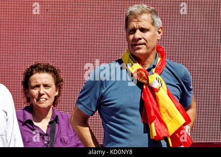 Barcelona, Catalonia, Spain. 08th October 2017. Alberto Fernandez Diaz, former president of Partido Popular of Catalonia, during the main act of the anti-independence demonstration. VIP Personalities, like Josep Borell and Mario Vargas Llosa, Xavier Garcia Albiol, Ines Arrimadas and Albert Rivera at the main act of the anti-independence demonstration in Barcelona. Karl Burkhof/Alamy Live News Stock Photo