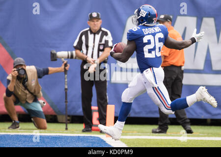 East Rutherford, New Jersey, USA. 8th Oct, 2017. New York Giants running back Orleans Darkwa (26) scores a touchdown during the NFL game between the Los Angeles Chargers and the New York Giants at MetLife Stadium in East Rutherford, New Jersey. Christopher Szagola/CSM/Alamy Live News Stock Photo