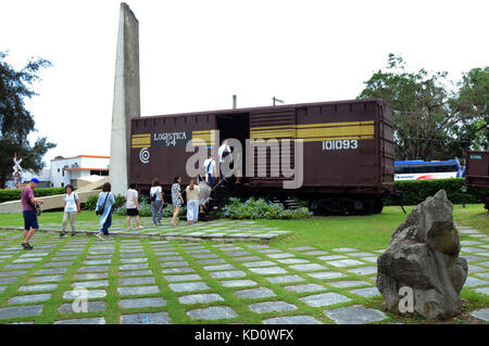 Santa Clara. 5th Oct, 2017. People visit an exhibit room which is converted from an armored train's wagon at the Che Guevara Mausoleum in Santa Clara, Cuba, on Oct. 5, 2017, ahead of the 50th anniversary of 'Che' Guevara's death. Located in the heart of Cuba, the city of Santa Clara is home to the memorial that honors the legendary Latin American revolutionary 'Che' Guevara, who was ambushed and killed by mercenaries in October 1967. Credit: Joaquin Hernadez/Xinhua/Alamy Live News Stock Photo