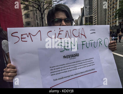 October 8, 2017 - SÃ¢O Paulo, SÃ£o Paulo, Brazil - SAO PAULO SP, SP 09/10/2017 MARCH BY SCIENCE:Scientists will meet in front of the SÃ£o Paulo Museum of Art (Masp), on Avenida Paulista, in SÃ£o Paulo, this afternoon to protest against successive budget cuts that are making scientific activity unfeasible in Brazil. One of the targets of the protest is the new cut in science programmed in the Annual Budget Bill for 2018. It represents a nearly 40 percent reduction over this year's budget, one of the lowest in history. Its value of $ 2.8 billion is 44 percent lower than anticipated before the cu Stock Photo