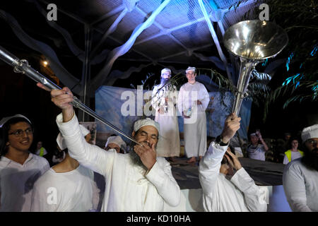 Jerusalem, Israel. 8th Oct, 2017. Religious Jews of the priestly caste Kohanim dressed in ceremonial garb blow ceremonial trumpets created especially for use in the Third Temple by the Jerusalem Temple Institute, taking part in a re-enactment of the joyous water libation ceremony that was once part of the Temple service during Sukkot feast of tabernacles in the old city of Jerusalem on 08 October 2017. The Temple Institute known in Hebrew as Machon HaMikdash is an organization focusing on the endeavor of building the third Jewish Temple. Credit: Eddie Gerald/Alamy Live News Stock Photo