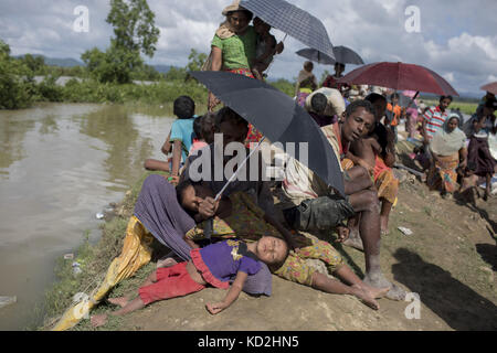 Cox's Bazar, Bangladesh. 9th October, 2017. Hundreds of Rohingya people crossing Bangladesh's border as they flee from Buchidong at Myanmar after crossing the Naf River in Bangladesh. According to the United Nations High Commissioner for Refugees (UNHCR) more than 525,000 Rohingya refugees have fled from Myanmar for violence over the last month with most of them trying to cross border reach Bangladesh. International organizations have reported claims of human rights violations and summary executions allegedly carried out by the Myanmar army. Credit: ZUMA Press, Inc./Alamy Live News Stock Photo