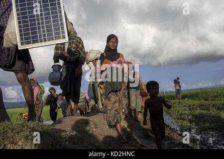 Cox's Bazar, Bangladesh. 9th October, 2017. Hundreds of Rohingya people crossing Bangladesh's border as they flee from Buchidong at Myanmar after crossing the Naf River in Bangladesh. According to the United Nations High Commissioner for Refugees (UNHCR) more than 525,000 Rohingya refugees have fled from Myanmar for violence over the last month with most of them trying to cross border reach Bangladesh. International organizations have reported claims of human rights violations and summary executions allegedly carried out by the Myanmar army. Credit: ZUMA Press, Inc./Alamy Live News Stock Photo