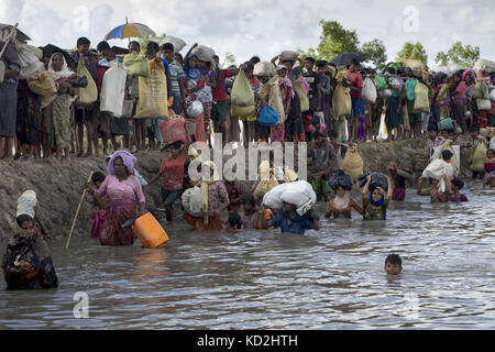 Cox's Bazar, Bangladesh. 9th October, 2017. Hundreds of Rohingya people crossing Bangladesh's border as they flee from Buchidong at Myanmar after crossing the Naf River in Bangladesh. According to the United Nations High Commissioner for Refugees (UNHCR) more than 525,000 Rohingya refugees have fled from Myanmar for violence over the last month with most of them trying to cross border reach Bangladesh. International organizations have reported claims of human rights violations and summary executions allegedly carried out by the Myanmar army. Credit: ZUMA Press, Inc./Alamy Live News Stock Photo