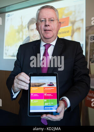 Berlin, Germany. 9th Oct, 2017. Peter Limbourg, Director-General of Deutsche Welle, presents the new language learning programme 'Nicos Weg' at a press conference in Berlin, Germany, 9 October 2017. Credit: Bernd von Jutrczenka/dpa/Alamy Live News Stock Photo