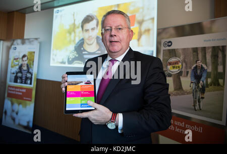 Berlin, Germany. 9th Oct, 2017. Peter Limbourg, Director-General of Deutsche Welle, presents the new language learning programme 'Nicos Weg' at a press conference in Berlin, Germany, 9 October 2017. Credit: Bernd von Jutrczenka/dpa/Alamy Live News Stock Photo