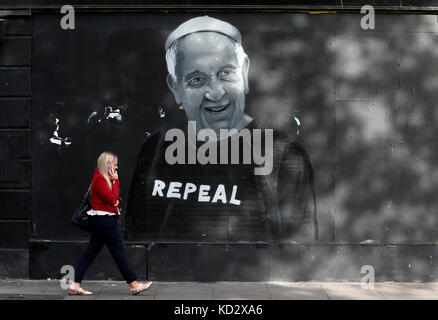 Dublin, Ireland. 10th October 2017.  Street art in Dublin City centre depicting Pope Francis wearing a ‘Repeal’ jumper. A referendum on whether or not to repeal the Eighth Amendment of the Irish Constitution will be held in 2018. The Eighth Amendment equates, in law, the right to life of the unborn child with the right to life of the mother. Therefore abortion is only available in very limited medical circumstances. Credit : Laura Hutton/Alamy Live News. Stock Photo