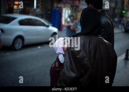 Le 18 mai 2015 à Istanbul, Turquie, un couple de refugiés errent dans les rues d'Istanbul. On May 18, 2015 in Istanbul, Turkey , a couple of refugees  Stock Photo