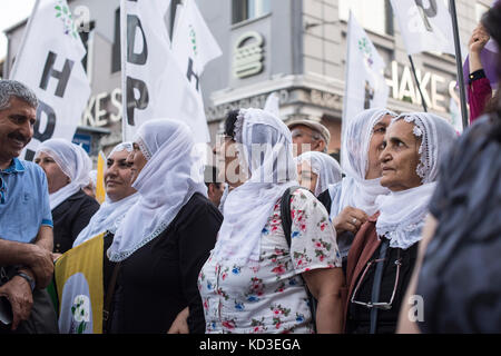 Le 18 mai 2015 à Istanbul, Turquie, une manifestation du HDP :  Parti démocratique des peuples sur la rive asiatique se déroule tranquillement sans he Stock Photo