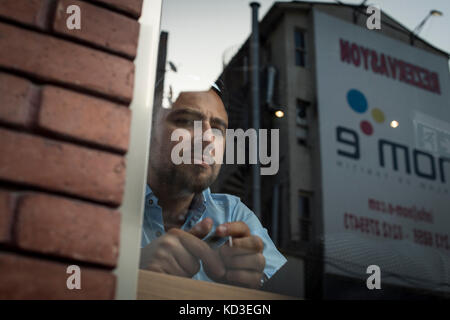 Le 18 mai 2015 à Istanbul, Turquie, un homme derrière sa fenêtre regarde le une manifestation du HDP :  Parti démocratique des peuples sur la rive asi Stock Photo