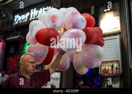 Le 18 mai 2015 à Istanbul, Turquie, un vendeur de ballons à l'helium dans une rue animée déambule. On May 18, 2015 in Istanbul, Turkey, a seller of he Stock Photo