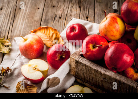 https://l450v.alamy.com/450v/kd4y0w/fresh-raw-whole-and-sliced-organic-farm-red-apples-in-old-wooden-bow-kd4y0w.jpg