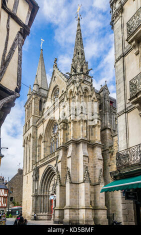 France, Brittany, Morbihan, Vannes, Gothic Vannes Cathedral (Cathédrale Saint-Pierre de Vannes) seen throug narrow old town streets Stock Photo