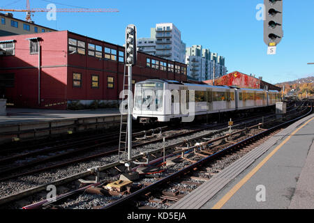 Commuter train on inner-city line, Brisbane, Queensland, Australia ...