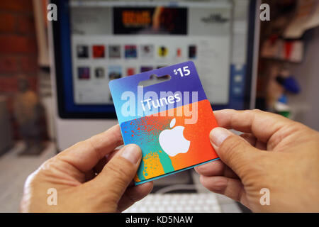 Apple store gift cards hi-res stock photography and images - Alamy