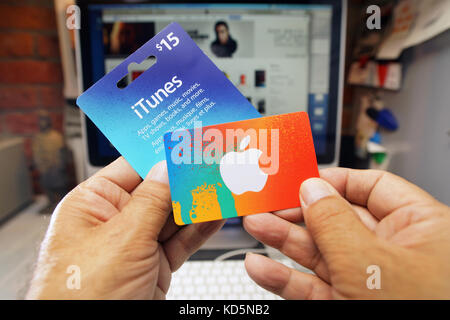 Apple gift card in a hand – Stock Editorial Photo © dennizn #254479252