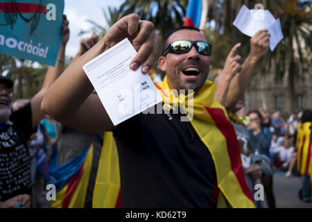 Spain. 10th Oct, 2017. Tens of thousands of Catalans went to the square near the Barcelona parliament to hear the President's speech and the declaration of independence after the referendum that took place last week. Credit: Davie Bosco/Pacific Press/Alamy Live News