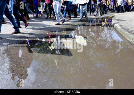 Colombo, Sri Lanka. 10th Oct, 2017. Sri Lankan university students shout slogans during a protest march urging the government to guarantee education rights, in Colombo, Sri Lanka on October 10, 2017. More than four thousands of students attend the protest outside the Prime Minister's Residence against the private medical college which was recently delisted by General Medical Council of United Kingdom. Credit: Musthaq Thasleem/Pacific Press/Alamy Live News Stock Photo