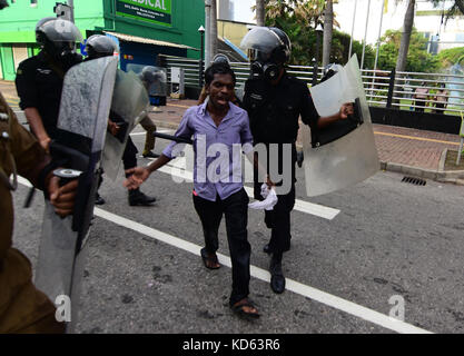 Colombo, Sri Lanka. 10th Oct, 2017. Policemen detain participants during a protest march urging the government to guarantee education rights, in Colombo, Sri Lanka on October 10, 2017. More than four thousands of students attend the protest outside the Prime Minister's Residence against the private medical college which was recently delisted by General Medical Council of United Kingdom. Credit: Musthaq Thasleem/Pacific Press/Alamy Live News Stock Photo