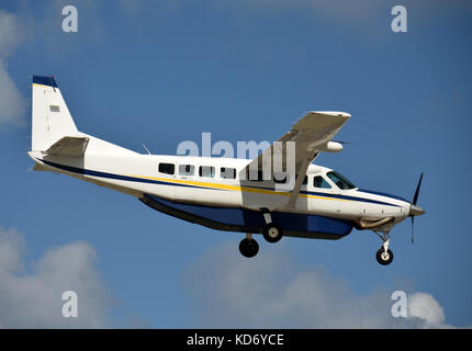 Modern turboprop airplane in flight side view Stock Photo - Alamy