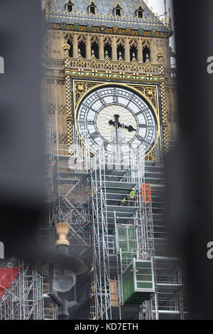 Parliament, London, UK. 10th October, 2017. Houses of Parliament repairs. Construction workers erecting scaffolding over the clock faces on Big Ben and the Elizabeth Tower. Credit: Matthew Chattle/Alamy Live News Stock Photo