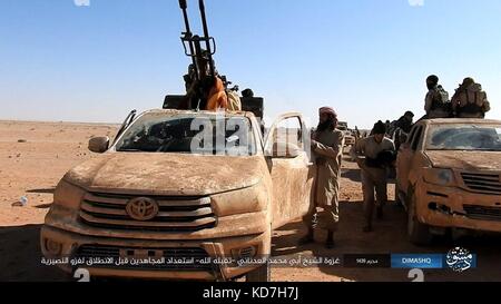 Al Qaryatayn, Syria. 10th Oct, 2017. Still image taken from an ISIS propaganda video released October 10, 2017 showing Islamic State militants gather for battle near Qaryatain, Syria. After losing territory the Islamic State staged a week-long counterattack seizing the central Syrian town near Palmyra. Credit: Planetpix/Alamy Live News Stock Photo