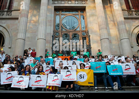 Barcelona, Spain. 10th Oct, 2017. demostration during the appearance of Carles Puigdemont in the Parliament of Catalonia, in Barcelona, on October 10, 2017. Credit: Gtres Información más Comuniación on line, S.L./Alamy Live News