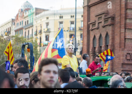 Barcelona, Spain. 10th Oct, 2017. People with flags during the speech of Catalan prime minister Carlos Puigdemont in Barcelona, who declared independence and directly suspended it. Credit: Adam G. Gregor/Alamy Live News