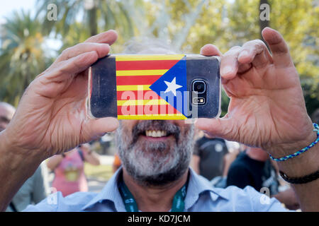 Barcelona, Spain. 10th Oct, 2017. People wait for the speech of the regional catalan president Puigdemont, who should declare the independency of Catalunya. Credit: Danilo Balducci/ZUMA Wire/Alamy Live News Stock Photo
