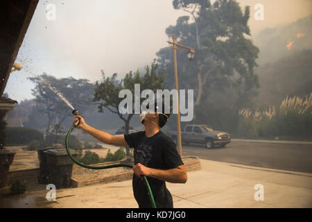 Anahiem Hills, CA, USA. 9th Oct, 2017. The Canyon Fire 2 burns in Anaheim Hills Monday October 9th, 2017. At least six homes were burning by early afternoon as strong Santa Ana Winds forced evacuations in Orange County. Credit: Stuart Palley/ZUMA Wire/Alamy Live News Stock Photo