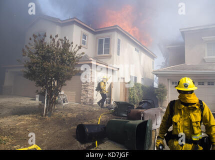 Anahiem Hills, CA, USA. 9th Oct, 2017. The Canyon Fire 2 burns in Anaheim Hills Monday October 9th, 2017. At least six homes were burning by early afternoon as strong Santa Ana Winds forced evacuations in Orange County. Credit: Stuart Palley/ZUMA Wire/Alamy Live News Stock Photo