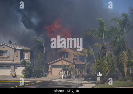 Anahiem Hills, CA, USA. 9th Oct, 2017. The Canyon Fire 2 burns in Anaheim Hills Monday October 9th, 2017. At least six homes were burning by early afternoon as strong Santa Ana Winds forced evacuations in Orange County. Credit: Stuart Palley/ZUMA Wire/Alamy Live News Stock Photo