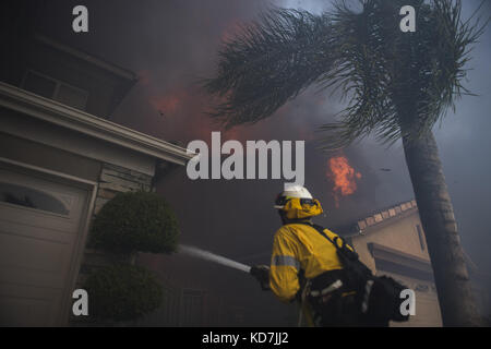 Anahiem Hills, CA, USA. 9th Oct, 2017. The Canyon Fire 2 burns in Anaheim Hills Monday October 9th, 2017. At least six homes were burning by early afternoon as strong Santa Ana Winds forced evacuations in Orange County. Credit: Stuart Palley/ZUMA Wire/Alamy Live News Stock Photo