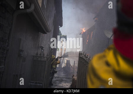 Anahiem Hills, CA, USA. 9th Oct, 2017. The Canyon Fire 2 burns in Anaheim Hills Monday October 9th, 2017. At least six homes were burning by early afternoon as strong Santa Ana Winds forced evacuations in Orange County. Credit: Stuart Palley/ZUMA Wire/Alamy Live News Stock Photo